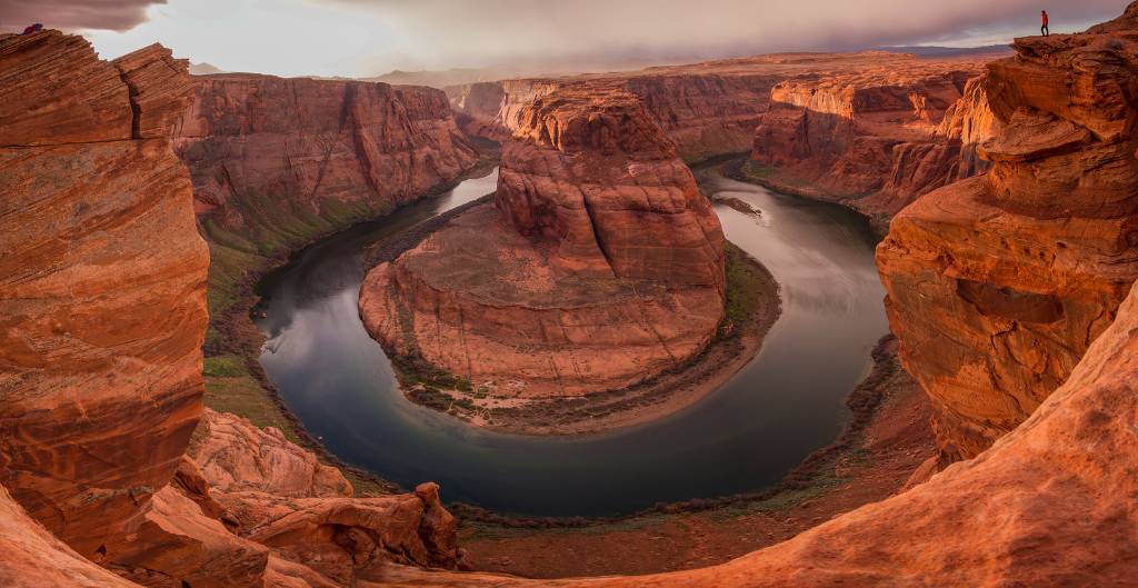 red canyon walls surrounding horseshoe bend