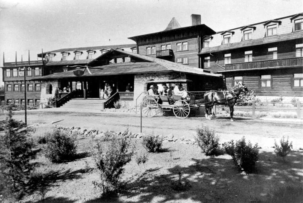 historical black and white photo of el tovar hotel with horse and carriage out front