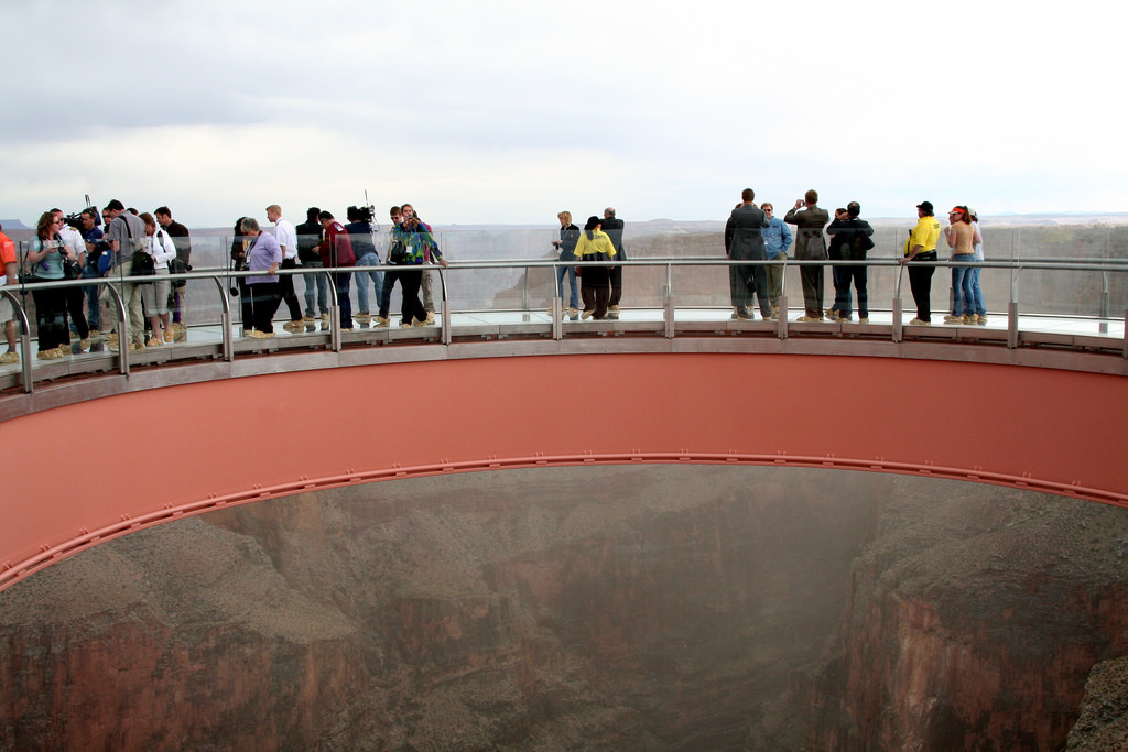 11people standing on the grand canyon skywalk