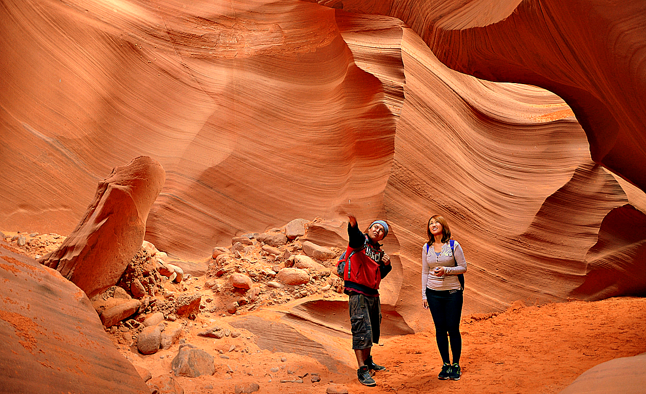 11two people looking up at the walls of antelope canyon and pointing