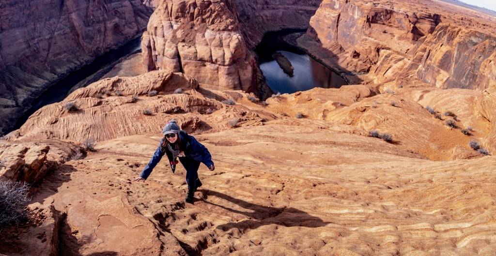 woman hiking up from horseshoe bend