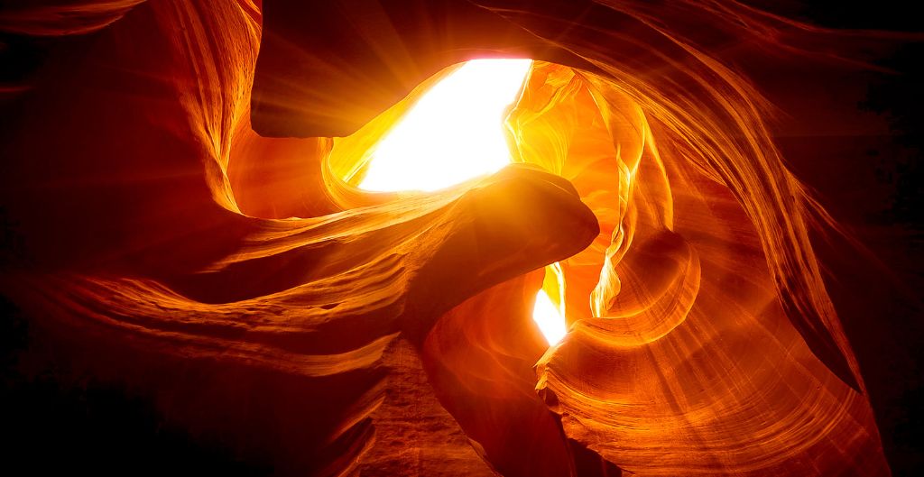 golden light shining down through the top of antelope canyon